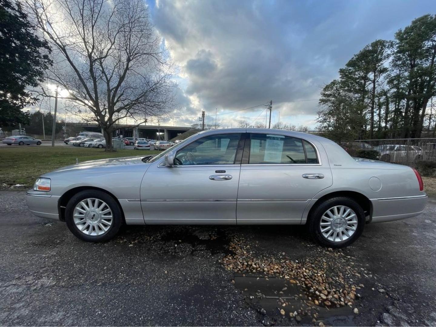 2004 Silver /Black Lincoln Town Car Ultimate (1LNHM83W84Y) with an 4.6 V8 engine, Automatic transmission, located at 5700 Curlew Drive, Norfolk, VA, 23502, (757) 455-6330, 36.841885, -76.209412 - Photo#2